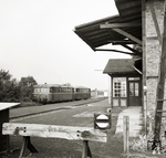 Die Aar-Salzböde-Bahn Herborn – Niederwalgern ist seit dem Jahr 2001 Geschichte. 1986 hielt hier noch eine gut besetzte Schienenbusgarnitur. (15.07.1986) <i>Foto: Ludger Kenning</i>