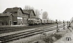 Als Wittmund noch einen richtigen Bahnhof hatte und auf der Küstenbahn noch richtiger Eisenbahnbetrieb herrschte, war die 216 089 mit einem Halbgepäck-Umbauwagen und zwei Vorkriegseilzugwagen von Norden nach Sande unterwegs.  (08.03.1980) <i>Foto: Ludger Kenning</i>