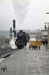 01 1103 ist mit einem Eilzug aus Kassel in Gleis 102 im Bahnhof Altenbeken angekommen und setzt nun ins Bw um. Es dürfte eine ihrer letzten Fahrten für das Bw Kassel gewesen sein, ab 22. März 1967 gehörte sie dem Bw Hamburg-Altona an. (14.03.1967) <i>Foto: Horst Deckert</i>