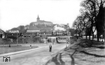 Vor der Kulisse der Abtei Michaelsberg fährt 74 921 vor P 1707 durch das Stadtgebiet von Siegburg. (16.03.1938) <i>Foto: DLA Darmstadt (Bellingrodt)</i>