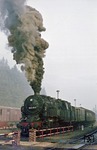 Eigentlich wollte der Heizer der 95 0045 vor P 18001 im Bahnhof Ernstthal eine Flamme probieren. Heraus kam aber nur unverbranntes Öl. (19.09.1977) <i>Foto: Wolfgang Bügel</i>