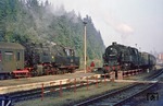 95 0045 musste mit P 18001 die Einfahrt des E 802 mit 95 0043 im Bahnhof Ernstthal abwarten, bevor es über den eingleisigen Streckenabschnitt nach Lauscha weiterging. (19.09.1977) <i>Foto: Wolfgang Bügel</i>