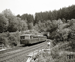 Aus Daaden kommend haben die 795 616 und 504 mit zwei Beiwagen auf der Hellertalbahn den 151 m langen Alsdorfer Tunnel verlassen und werden sogleich den Bahnhof Betzdorf erreichen. (23.05.1980) <i>Foto: Ludger Kenning</i>
