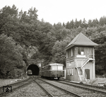Direkt vor dem Ostportal des Alsdorfer Tunnels liegt die Abzweigstelle Grünebach, die von einem Schienenbuszug aus Siegen passiert wird. Das ganz linke Gleis führt nach Daaden.  (20.07.1986) <i>Foto: Ludger Kenning</i>
