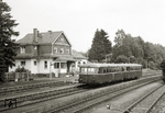 Im südlichen Siegerland, direkt an der westfälisch-hessischen Landesgrenze, liegt an der Hellertalbahn der Bahnhof Würgendorf, hier mit einem Schienenbus nach Haiger. (20.07.1986) <i>Foto: Ludger Kenning</i>