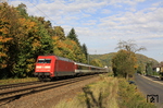 Auf der Fahrt in einen wunderschönen Herbsttag ist 101 012 mit EC 9 (Hamburg-Altona - Chur) auf der linken Rheinstrecke bei Oberwinter unterwegs. (19.10.2013) <i>Foto: Wolfgang Bügel</i>