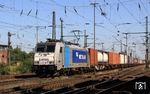 Die ursprünglich 2008 an Veolia Cargo Deutschland GmbH gelieferte E 186 182 ist seit 2012 an die Fa. METRANS Rail s.r.o., Prag vermietet. Hier trifft sie mit einem Containerzug im Bahnhof Oberhausen-West ein. (05.09.2013) <i>Foto: Wolfgang Bügel</i>