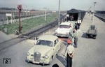 Ausladung von Pkws im Fährhafen Großenbrode Kai. Vor Inbetriebnahme der Vogelfluglinie wurde hier die Fährverbindung nach Dänemark hergestellt. (06.1959) <i>Foto: Walter Hollnagel</i>