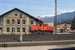 Die ab 1926 bei AEG in Wien (elektrischer Teil) und der Lokomotivfabrik Floridsdorf (mechanischer Teil) gebaute ÖBB Reihe 1061 (urspr. BBÖ 1070) war ausschließlich für den Verschubdienst bestimmt. Jahrzehntelang prägte sie das Bild in Innsbruck, wo auch die Aufnahme der 1061.03 in der neuen ÖBB-Farbgebung entstand. (05.1976) <i>Foto: Will A. Reed</i>