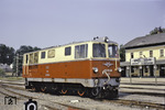 Die 15 Lokomotiven der ÖBB-Reihe 2095 für die Spurweite 760 mm wurden ab 1958 von der Firma Simmering-Graz-Pauker (SGP, heute Siemens) als Werkstyp LDH 600s in der Lokomotivfabrik Floridsdorf gebaut. Sie ersetzten einen großen Teil der bis dahin noch auf mehreren Strecken unentbehrlichen Dampflokomotiven. Die drei Erstserienmaschinen (2095.01-03) besaßen bis 1968 eine Dampfheizung zur Beheizung der Personenwagen. Diese wurde später wieder ausgebaut, da die Wagen eine eigene Webasto-Heizung erhielten. Die Aufnahme der 2095.11 entstand im Bahnhof Wieselburg auf der Lokalbahn Ober-Grafendorf–Gresten. (07.1963) <i>Foto: Will A. Reed</i>