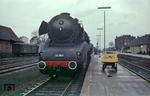 10 001 mit ihrer letzten planmäßigen Leistung vor E 387 (Kassel - Münster), den sie von März 1967 bis Anfang Januar 1968 fast ununterbrochen fuhr. Aufnahme im Bahnhof Warburg. (29.03.1967) <i>Foto: Johannes Glöckner</i>