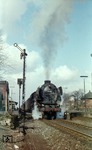01 1102 verlässt vor E 482, einer ihrer letzten Leistungen für das Bw Kassel, den Bahnhof Warburg.  (29.03.1967) <i>Foto: Johannes Glöckner</i>