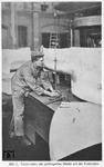 Vorzeichnen der geformten Bleche auf der Richtplatte. (1913) <i>Foto: Hanomag, Slg. Johannes Glöckner</i>