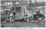 Einschieben der fertigen Feuerbüchse in den Stehkessel. (1913) <i>Foto: Hanomag, Slg. Johannes Glöckner</i>