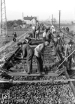 Handarbeit war bei dieser Gleiserneuerung nahe Mainz-Gustavsburg angesagt. (1937) <i>Foto: Adam Raisch</i>