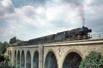 043 121 mit einem Durchgangsgüterzug von Hamm nach Kassel auf dem Duhnetalviadukt bei Neuenbeken. (18.07.1969) <i>Foto: Robin Fell</i>