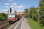 "Der Wedauer" auf der Regionalbahnlinie 37 von Duisburg Hbf nach Duisburg-Entenfang wird ausschließlich von Fahrzeugen der Baureihe 628 befahren. Hier hat 928 512 den Bahnhof Duisburg-Wedau erreicht. (09.05.2013) <i>Foto: Udo Kandler</i>