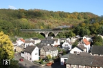 Aus Anlass des Streckenjubiläums "100 Jahre Kasbachtalbahn" fanden im Oktober 2012 Fahrten mit 95 1027 auf der Steilstrecke Linz(Rhein) - Kalenborn statt. Hier überquert 95 1027 das Viadukt im idyllischen Ort Kasbach auf der Fahrt nach Kalenborn (vgl. hierzu auch die Bild-Nrn. 2996 und 9509). (07.10.2012) <i>Foto: Udo Kandler</i>