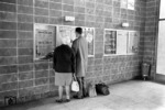 Reisende suchen um 8.27 Uhr an der Abfahrtstafel im Passauer Hauptbahnhof nach der nächsten Zugverbindung. (04.05.1962) <i>Foto: Walter Hollnagel</i>