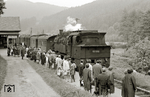 Ankunft der Saalfelder 93 1002 an der belebten Bergbahn-Talstation Obstfelderschmiede.  (07.1968) <i>Foto: Hans-Joachim Simon (Archiv Ludger Kenning)</i>