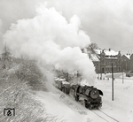 An einem kalten Wintertag in Rödlitz-Hohndorf ist die Glauchauer „Reko-G12“ 58 3022 mit einem Güterzug nach Oelsnitz i.E. unterwegs und hat ihr Ziel fast erreicht.  (27.01.1980) <i>Foto: Ludger Kenning</i>