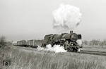 Als beim Bw Senftenberg die Kohlen noch staubten, brachte 52 9716 an einem Montagnachmittag bei Großenhain einen Güterzug nach Dresden.  (10.02.1975) <i>Foto: Hans-Joachim Simon (Archiv Ludger Kenning)</i>