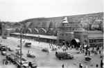 Blick auf den von Kriegsschäden gezeichneten Hamburger Hauptbahnhof mit einer fast glaslosen Halle. (1947) <i>Foto: Walter Hollnagel</i>