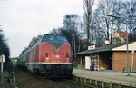 Die schiebende 220 065 an E 3484 im Haltepunkt "Hansaland" (Sierksdorf). Zum Vergleich sei das Bild aus dem Jahr 1955 empfohlen (vgl. Bild-Nr. 372) (15.04.1984) <i>Foto: Wolfgang Bügel</i>