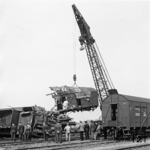 Am 26. September 1951 fuhr im Bahnhof Northeim Dg 7102 auf den nicht grenzzeichenfrei stehenden Dg 6818 auf. Die Unfallfolgen werden unter Zuhilfenahme eines 75t-Dampfkrans beseitigt.  (26.09.1951) <i>Foto: Hans Berkowski</i>