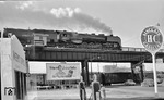 Die im September 1937 bei der Lokomotivfabrik Schenectady (NY) gebaute UP 4-8-4 No. 807 an der 23 Kansas Avenue in Kansas City (Kansas). Die Lok befährt etwa 2 Meilen westlich der Kansas City MO Union Station die Brücke über den Kansas River, wahrscheinlich auf dem Weg nach Denver. Der Zug darunter fährt ebenfalls auf der UP Kansas Pacific line westwärts nach Denver, allerdings am Flussufer entlang.   (1951) <i>Foto: unbekannt</i>