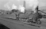 Pennsylvania Railroad (PRR) 4-8-2 No. 6762 wurde 1930 von Altoona Works (PA) gebaut. Von den class M1a-Lokomotiven wurden insgesamt 100 Exemplare in Dienst gestellt, 38 davon ab 1946 in die class M1b umgebaut ohne äußerlich erkennbare Unterschiede zur class M1a. Lediglich der Kesseldruck wurde von 17 bar (250 psi) auf etwa 18,6 bar (270 psi) erhöht. Die Aufnahme entstand im Depot Williamsport (PA). (02.1957) <i>Foto: unbekannt</i>