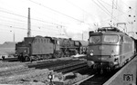 110 304 mit einer unbekannten Schwesterlok begegnen einer 44er im Bahnhof Hamm (Westfalen). (17.04.1968) <i>Foto: Johannes Glöckner</i>