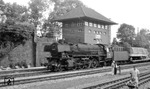 41 213 vom Bw Löhne fährt mit einem Güterzug in Minden ein. Drei Monate später stand die Lok bereits auf z. Die Aufnahme entstand aus einem vorbeifahrenden Zug. (28.06.1968) <i>Foto: Johannes Glöckner</i>