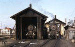 In Schwarzenau begegnen sich 93.1329 (rechts) und die im Holzschuppen untergebrachte Reservelok 93.1430. (08.02.1976) <i>Foto: Peter Schiffer</i>