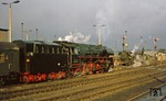 01 0533 (Bw Saalfeld) ist mit E 802 in Gera Hbf eingetroffen. Im Hintergrund ist eine unbekannte 44er als Heizlok im Bahnhof tätig. (30.12.1977) <i>Foto: Wolfgang Bügel</i>