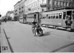 Auf dem Weg in die Ukraine machte der RVM-Fotograf Walter Hollnagel Station in Warschau und hielt dort mitten im Krieg diese Straßenszene fest. (1943) <i>Foto: Walter Hollnagel</i>