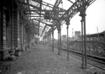 Der durch das Kriegsgeschehen stark in Mitleidenschaft gezogene Hauptbahnhof von Charkow. (04.1943) <i>Foto: Walter Hollnagel</i>