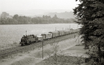 Bis Ende der 1960er Jahre waren die alten, beim Bw Aue beheimateten Tenderlokomotiven der Baureihe 75.5 (ehem. sächs. XIV HT) sowohl im Reise- als auch im Güterverkehr unentbehrlich. Hier ist eine von ihnen zwischen Wiesenburg und Silberstraße mit einem Güterzug in Richtung Zwickau unterwegs. (26.09.1969) <i>Foto: Hans-Joachim Simon (Archiv Ludger Kenning)</i>