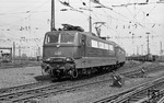 Die unterschiedlichen Oberleitungsspannungen in Frankreich und den Benelux-Staaten machten zeitintensive Lokwechsel in den Grenzbahnhöfen erforderlich. Aus diesem Grund wurde eine Lokomotive entwickelt, die ihren Fahrstrom aus den verschiedenen europäischen Systemen - Deutschland (15 kV 16,7 Hz), Frankreich (25 kV 50 Hz) Wechselstromsystem sowie belgischer und französischer Gleichstrom (3 bzw. 1,5 kV) beziehen konnte. So entstand 1965 als erste von 5 Lokomotiven die E 410 001, die umfangreiche Probefahrten u.a. zwischen Köln und Brüssel absolvierte, hier bei der Ausfahrt aus dem Abstellbahnhof Köln-Deutzerfeld. (1965) <i>Foto: Fischer</i>
