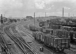 Blick auf den Rangierbahnhof von Hamm mit einer rangierenden pr. T 16.1 in der Bildmitte. Im Hintergrund die Anlagen des Bahnbetriebswerks. (1951) <i>Foto: Willi Marotz</i>