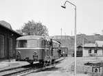 Waschaktion an dem nagelneuen Beiwagen VB 142 263 im Bw Oberhausen Hbf. (1954) <i>Foto: Willi Marotz</i>