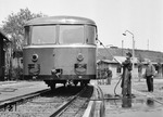 Der nagelneue Beiwagen VB 142 263 wird im Bw Oberhausen Hbf auf Hochglanz gebracht. (1954) <i>Foto: Willi Marotz</i>