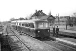 Eine Schienenbusgarnitur im Bahnhof Marienbaum an der Strecke Xanten - Kleve.  (1956) <i>Foto: Fischer</i>