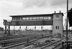 Das Stellwerk "Hda" (Hamm-Dortmund-Ausfahrt) stand im südlichen Ausfahrbereich des Hammer Rangierbahnhofs. Bei genauerem Hinsehen ist die Infrastruktur noch von den Folgen des Zweiten Weltkriegs gekennzeichnet, war Hamm verständlicherweise Ziel massiver alliierter Angriffe. Bis zur Beseitigung aller Kriegsspuren wird nicht nur der im Bild stehende Eisenbahner so manches Mal die Ärmel hochkrempeln müssen. (1950) <i>Foto: Willi Marotz</i>