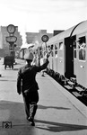 Abfahrauftrag (Signal Zp 9) mittels Befehlstab durch den Aufsichtsbeamten im Hamburger Hauptbahnhof an einem von einer P 8 geführten Sonderzug. (02.06.1956) <i>Foto: Walter Hollnagel</i>