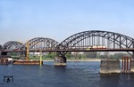 103 187 überquert mit D 347 (Köln - Berlin) die Rheinbrücke zwischen Neuss und Düsseldorf-Hamm. Mit dem Bau der Ost-West-Bahn ab 1984 verschwand die alte Brücke und wurde durch einen Neubau ersetzt (vgl. Bild-Nrn. 12611, 12933, 13132). (26.04.1984) <i>Foto: Wolfgang Bügel</i>