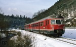 Dem Verlauf der Aar folgend sind 517 003 und 517 002 als N 5673 zwischen Bad Schwalbach und Bleidenstadt unterwegs. (20.01.1983) <i>Foto: Joachim Bügel</i>