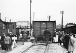 Präsentation des Culemeyer im Anhalter Güterbahnhof von Berlin: Gespannt verfolgt man an der Kopframpe den Ansetzvorgang des Straßenrollers. (27.04.1933) <i>Foto: RVM</i>