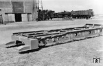 "Zu den wichtigsten Hilfsvorrichtungen für die Zuführung der Eisenbahnwagen ins Werk gehört das sogenannte fahrbare Absetzgleis", so die offizielle Darstellung. Hier die auf Gummirädern laufende Ausführung mit geschweißter Blechbauweise der Bauart 2 mit einer Länge von sieben Metern für Achsstände von max. 5,5 m. (1934) <i>Foto: RVM</i>