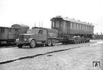 Auch in der Nachkriegszeit waren die Culemeyer-Transporte unentbehrlich:  Mit einem Ausstellungswagen ist das DB-Fahrzeug 47 107 in Duisburg unterwegs.  (1950) <i>Foto: Willi Marotz</i>